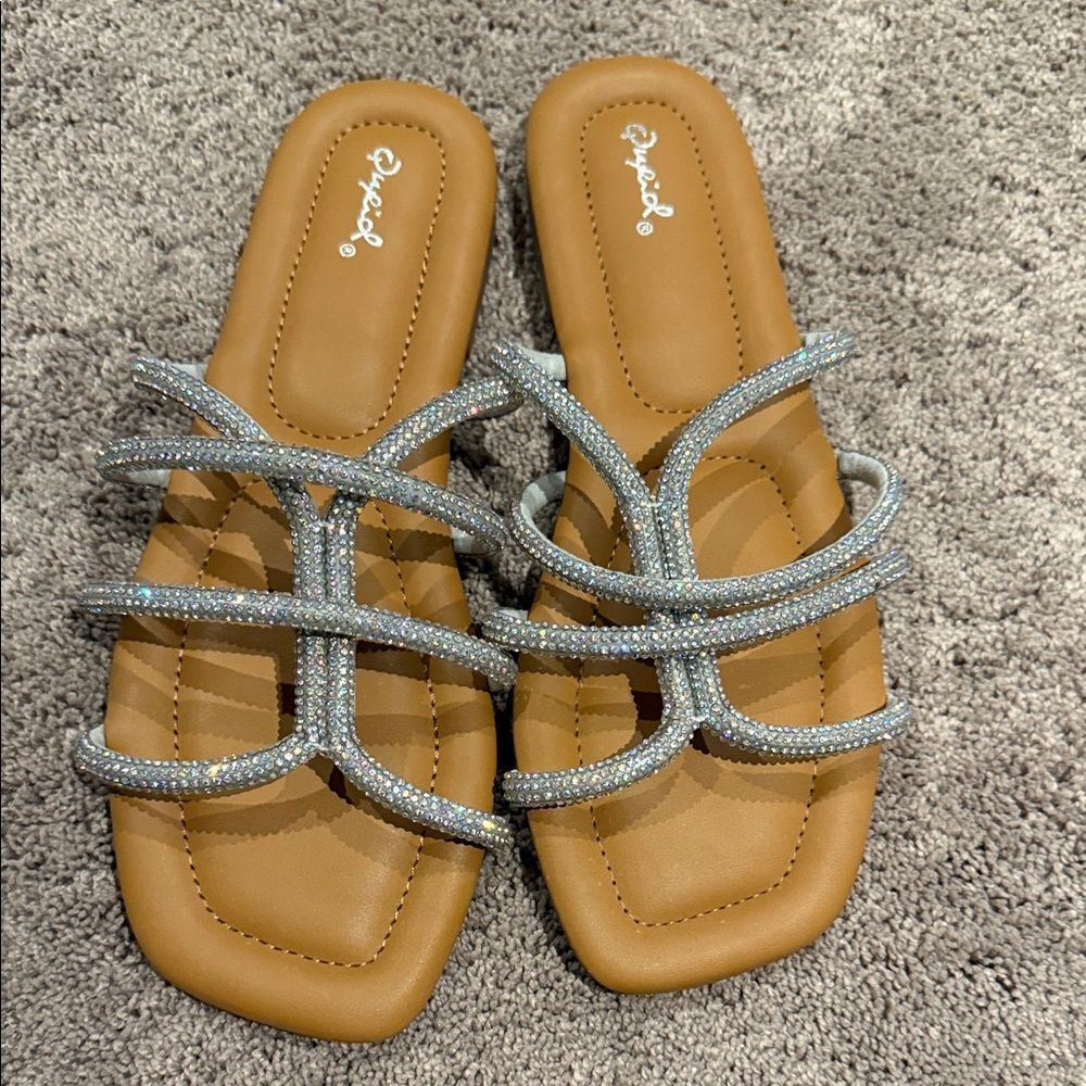 Quipid - size 10 silver  sparkle sandals like new!